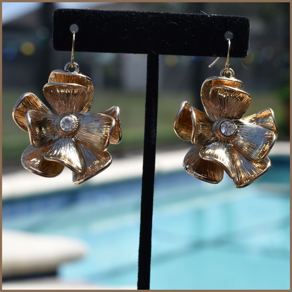 gold tone flower earrings - Picture 4 of 9